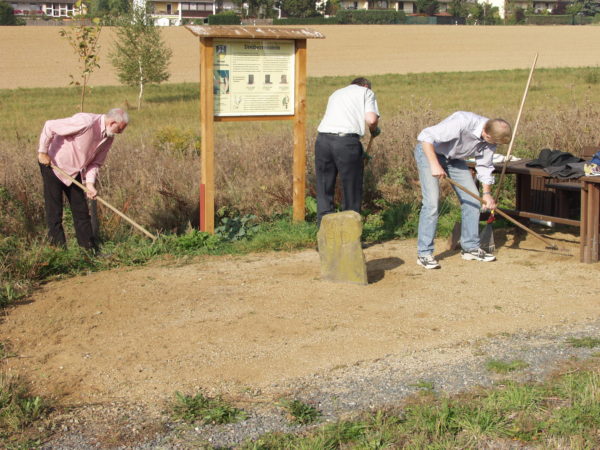 Die Grundsteinlegung des Auringer Rundwanderwegs